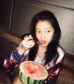 女孩发吃瓜,女孩吃瓜背后的故事